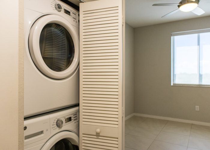 IMG_1672 Gibson Plaza Apartments