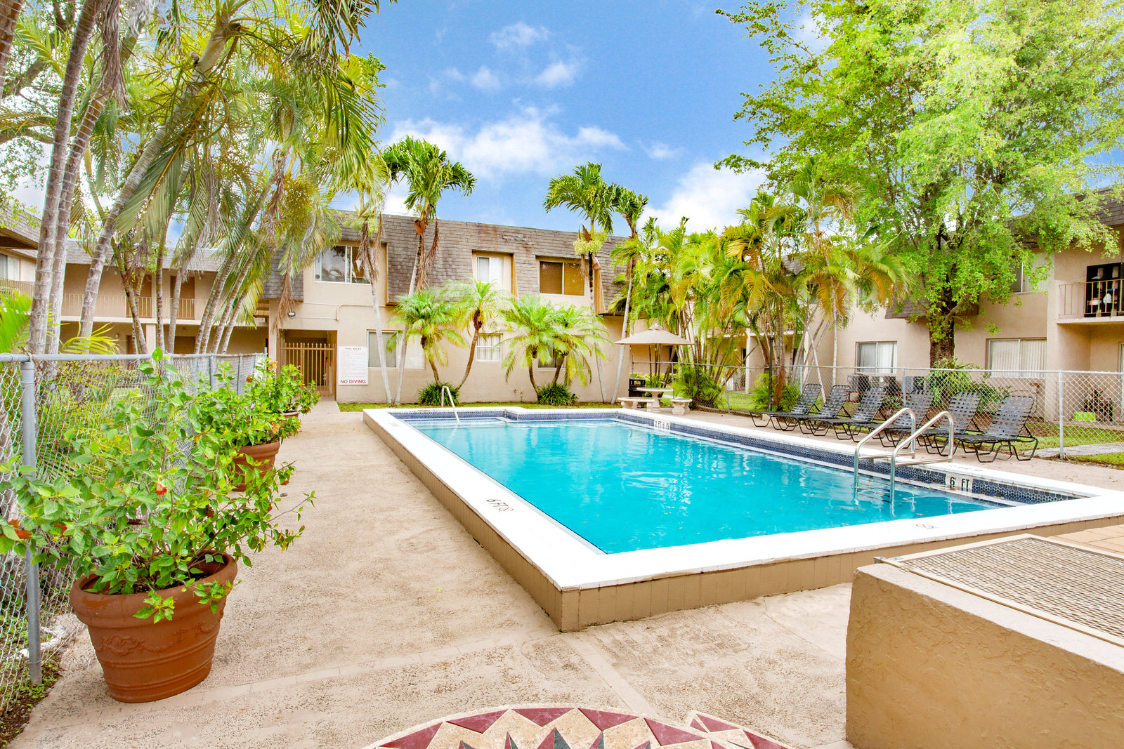 Country Club South Apartments Exterior