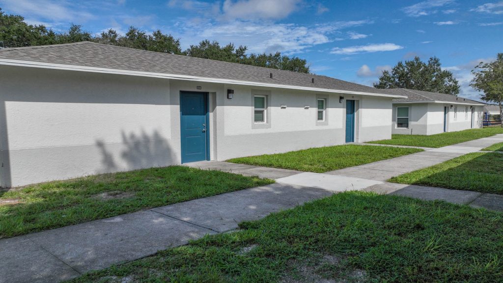 La Estancia Apartments Exterior