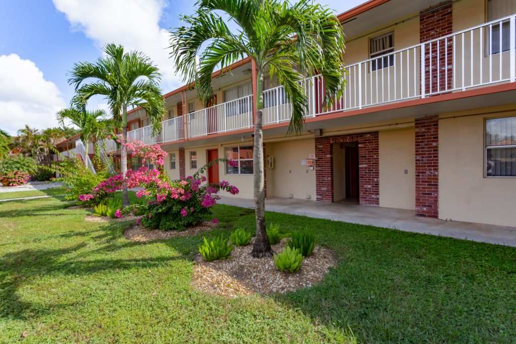 Ludlam Plaza Apartments Exterior