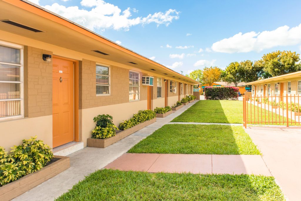 Paradise Apartments Exterior