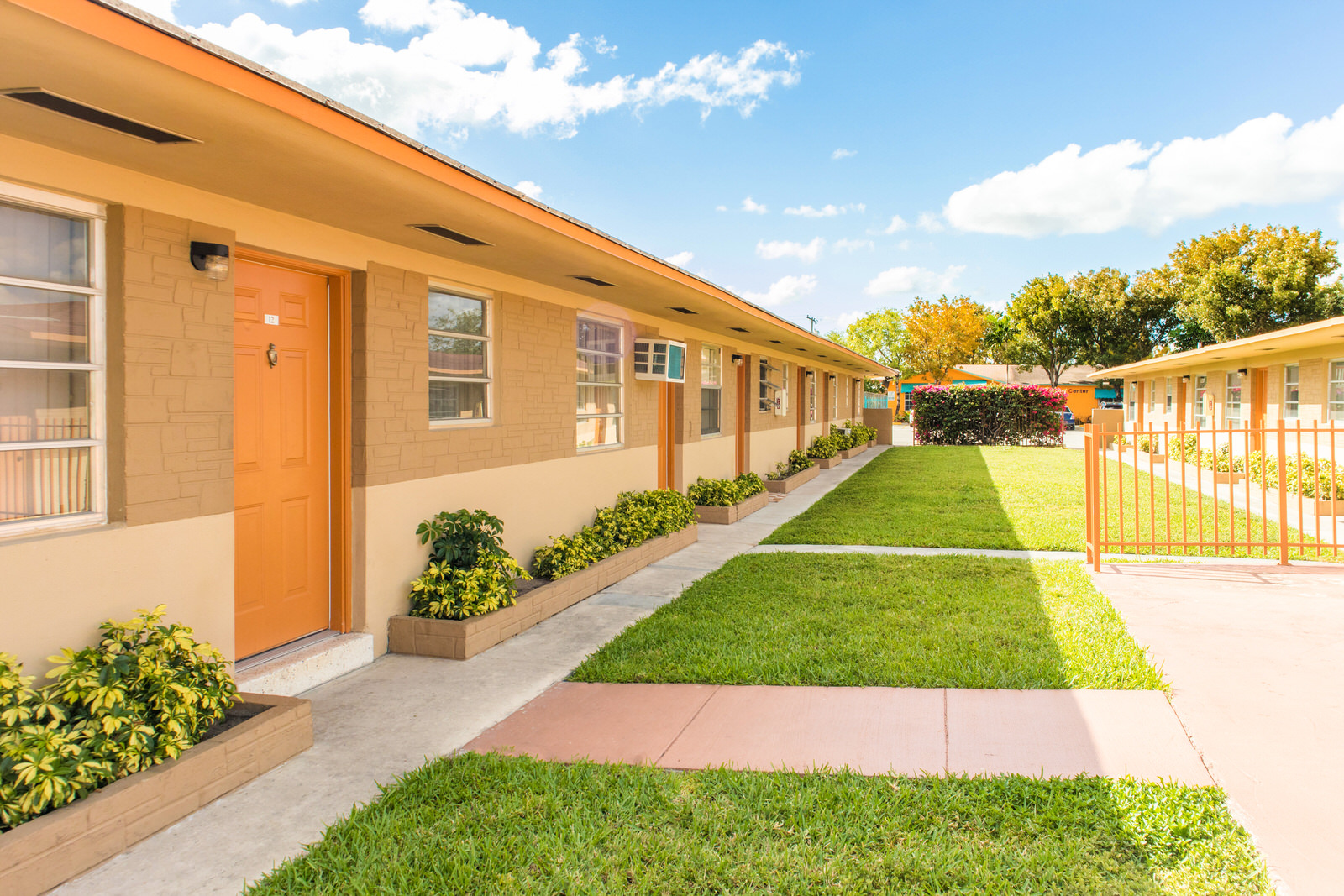 Paradise Apartments Exterior