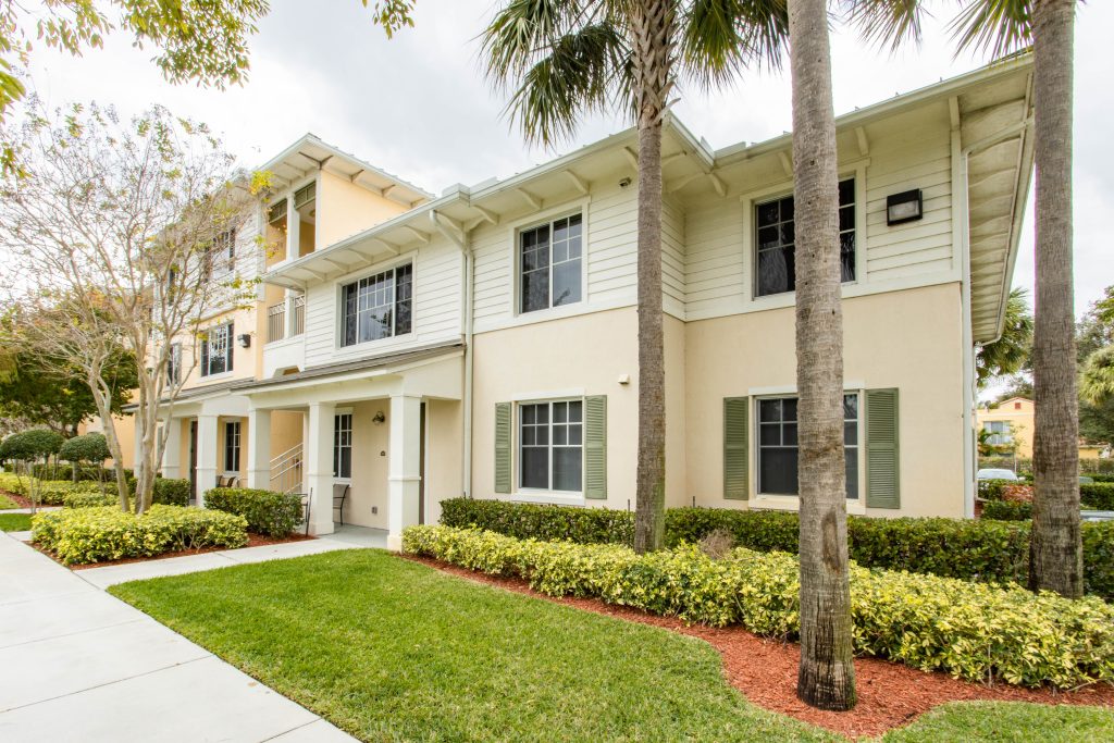 Pinnacle At Avery Glen Apartments Exterior