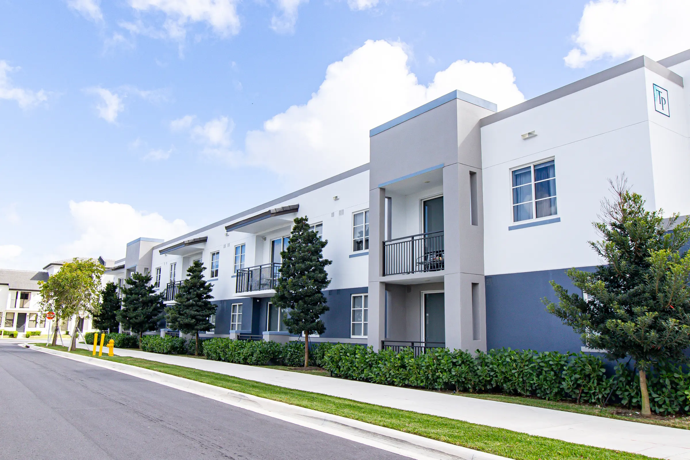 Pinnacle At Tropical Pointe Apartments Exterior