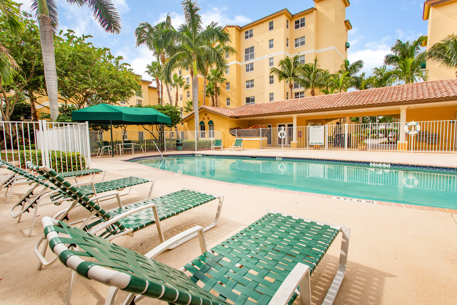 Pinnacle Palms Apartments Exterior