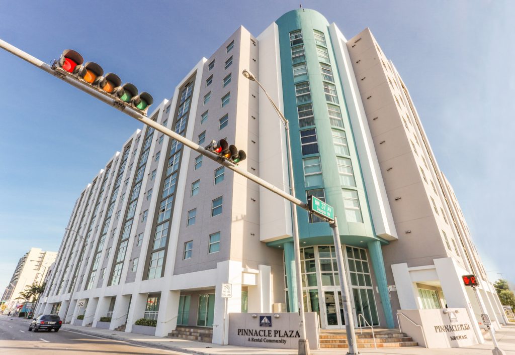 Pinnacle Plaza Apartments Exterior