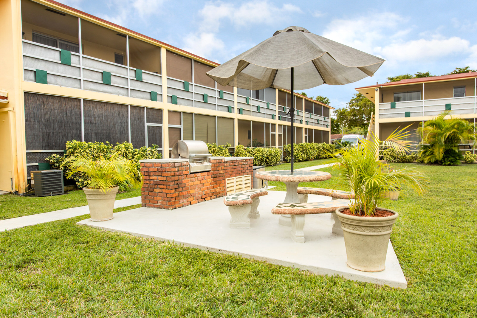 Saratoga Springs Apartments Exterior